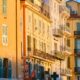 Façades d'immeubles anciens aux volets colorés sur la Côte d'Azur, au coucher du soleil.